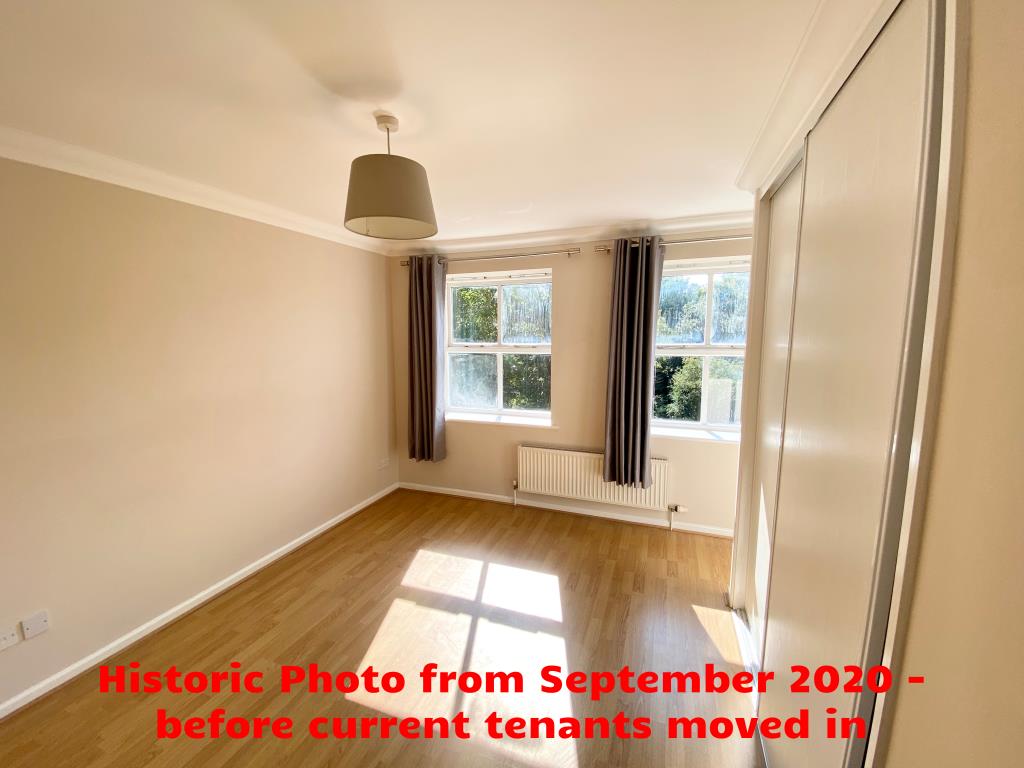 Lot: 65 - THREE-BEDROOM FLAT FOR INVESTMENT - Main bedroom
